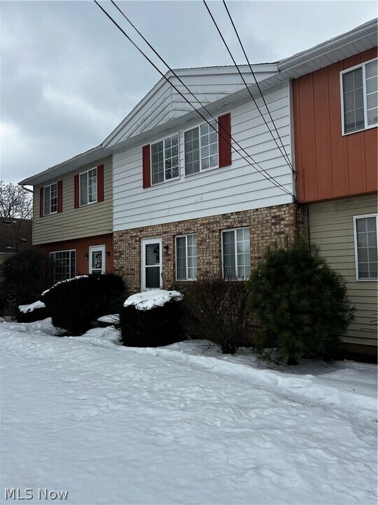 2566 Graham Rd in Stow, OH - Building Photo