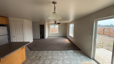 338 Leisek Way in Madras, OR - Building Photo - Building Photo