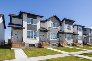 36 Lake St in Red Deer County, AB - Building Photo