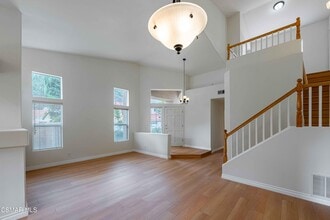 140 Symphony Ln in Oak Park, CA - Building Photo - Building Photo