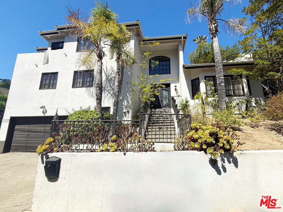 15020 Encanto Dr in Los Angeles, CA - Building Photo