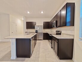 423 Whispering Oaks Ct in Sarasota, FL - Building Photo
