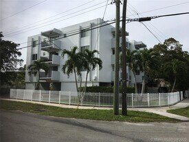 1090 NE 129th St in North Miami, FL - Building Photo