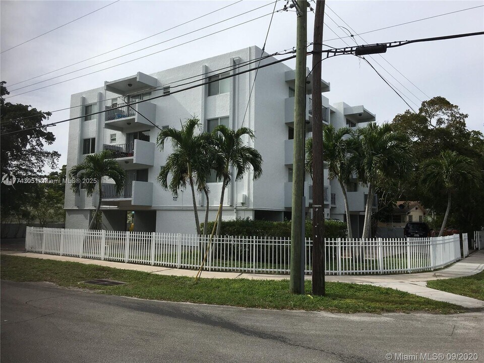1090 NE 129th St in North Miami, FL - Building Photo