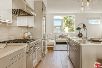 3218 S Barrington Ave in Los Angeles, CA - Building Photo - Building Photo