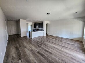 6501 Sunchase Dr in Bakersfield, CA - Foto de edificio - Building Photo