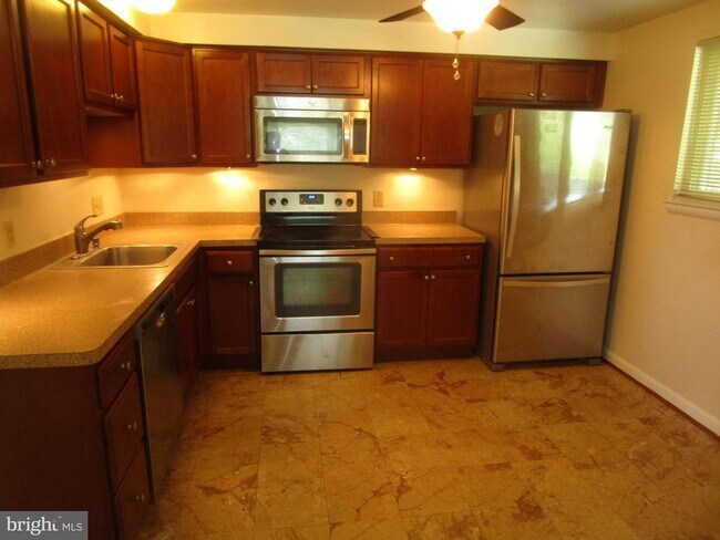5606 Devon Ct in Temple Hills, MD - Building Photo - Building Photo
