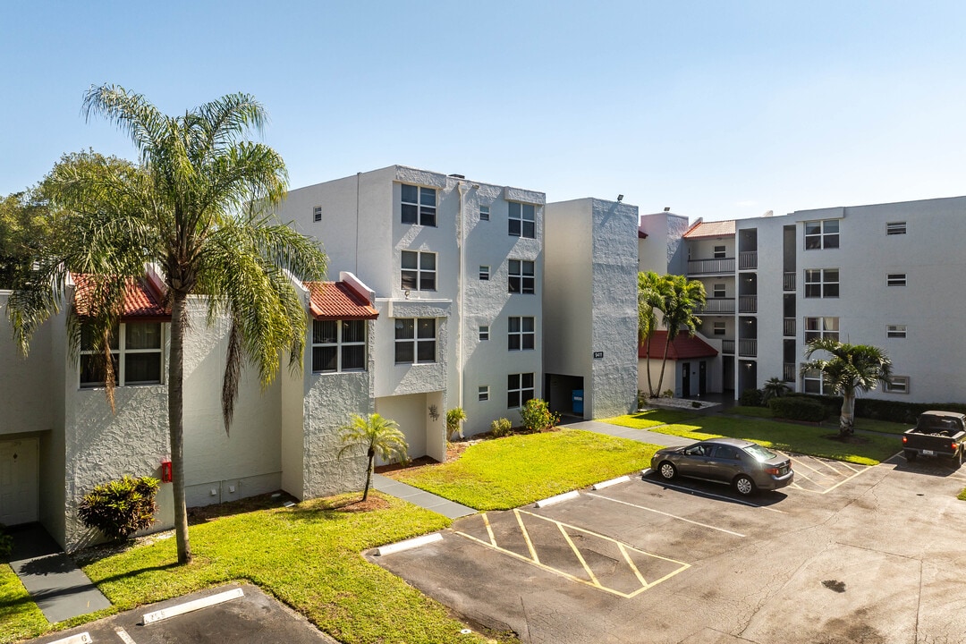 Pine Island Ridge Condominiums in Davie, FL - Building Photo