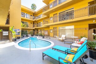 909 Palm Ave in West Hollywood, CA - Building Photo