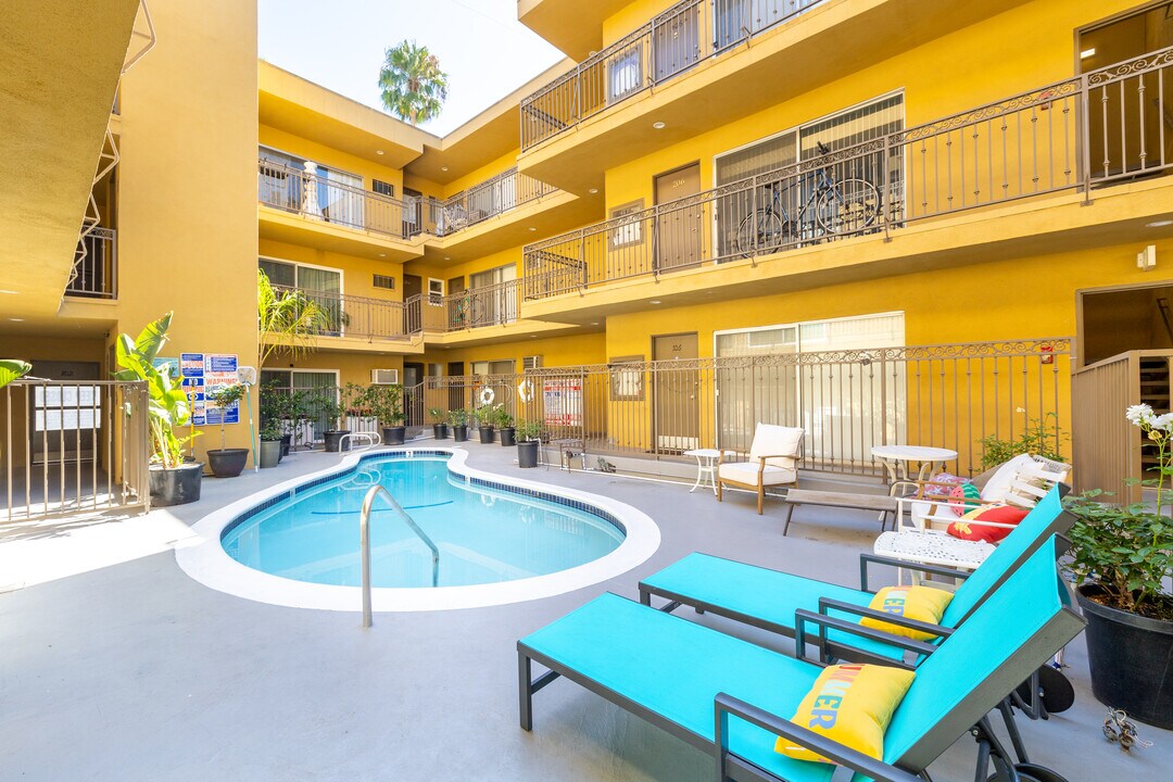 909 Palm Ave in West Hollywood, CA - Foto de edificio