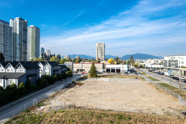 6889 Royal Oak Av in Burnaby, BC - Building Photo - Building Photo