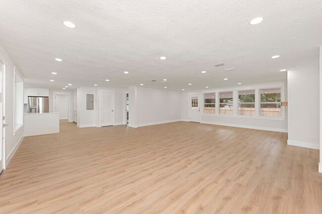 4308 Worth Dr E in Jacksonville, FL - Foto de edificio - Building Photo