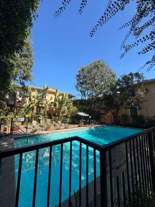 Hayworth Courtyard Apartments – West Holly... in Los Angeles, CA - Building Photo