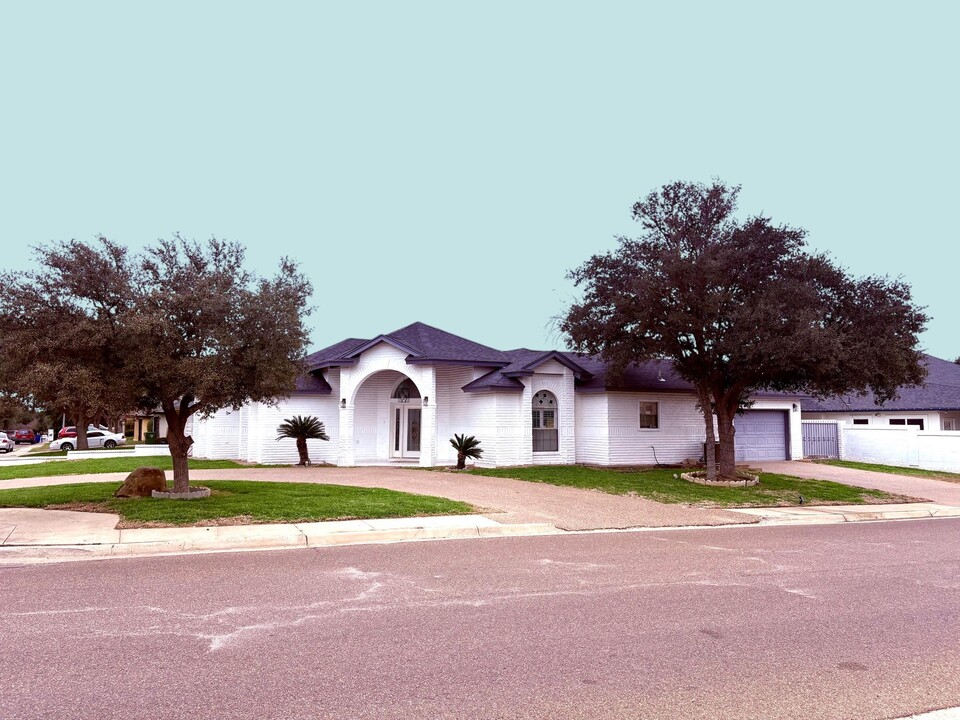 1801 Lemonwood Dr in Laredo, TX - Building Photo