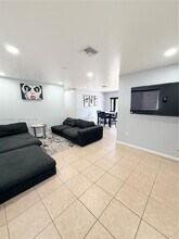 1410 NW 199th St in Miami, FL - Building Photo - Building Photo