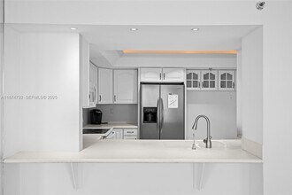 520 Brickell Key Dr, Unit 705 in Miami, FL - Foto de edificio - Building Photo