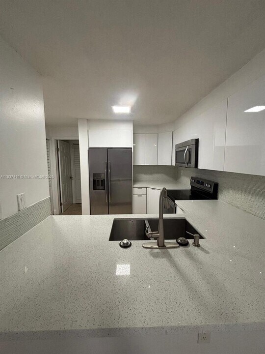 210 SW 11th St in Miami, FL - Building Photo