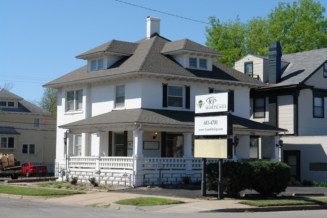 2925 E Douglas Ave in Wichita, KS - Building Photo