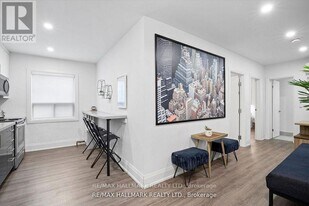 595 St Clair Ave W in Toronto, ON - Building Photo