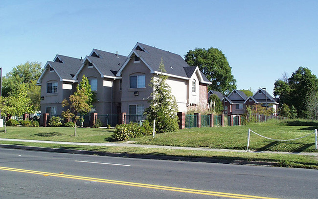 Folsom Boulevard Apartments in Sacramento, CA - Building Photo - Building Photo