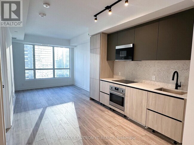 108-2108 Peter St