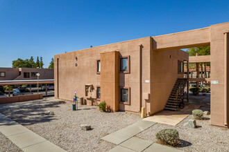 Lake Point Village Condominiums in Tempe, AZ - Foto de edificio - Building Photo