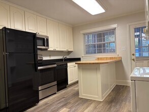 361 Mills Ave, Unit Apartment 2 in Spartanburg, SC - Foto de edificio - Building Photo