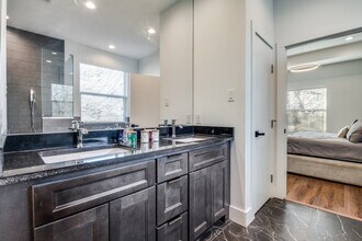 324 S Main St in Cedar Hill, TX - Foto de edificio - Building Photo