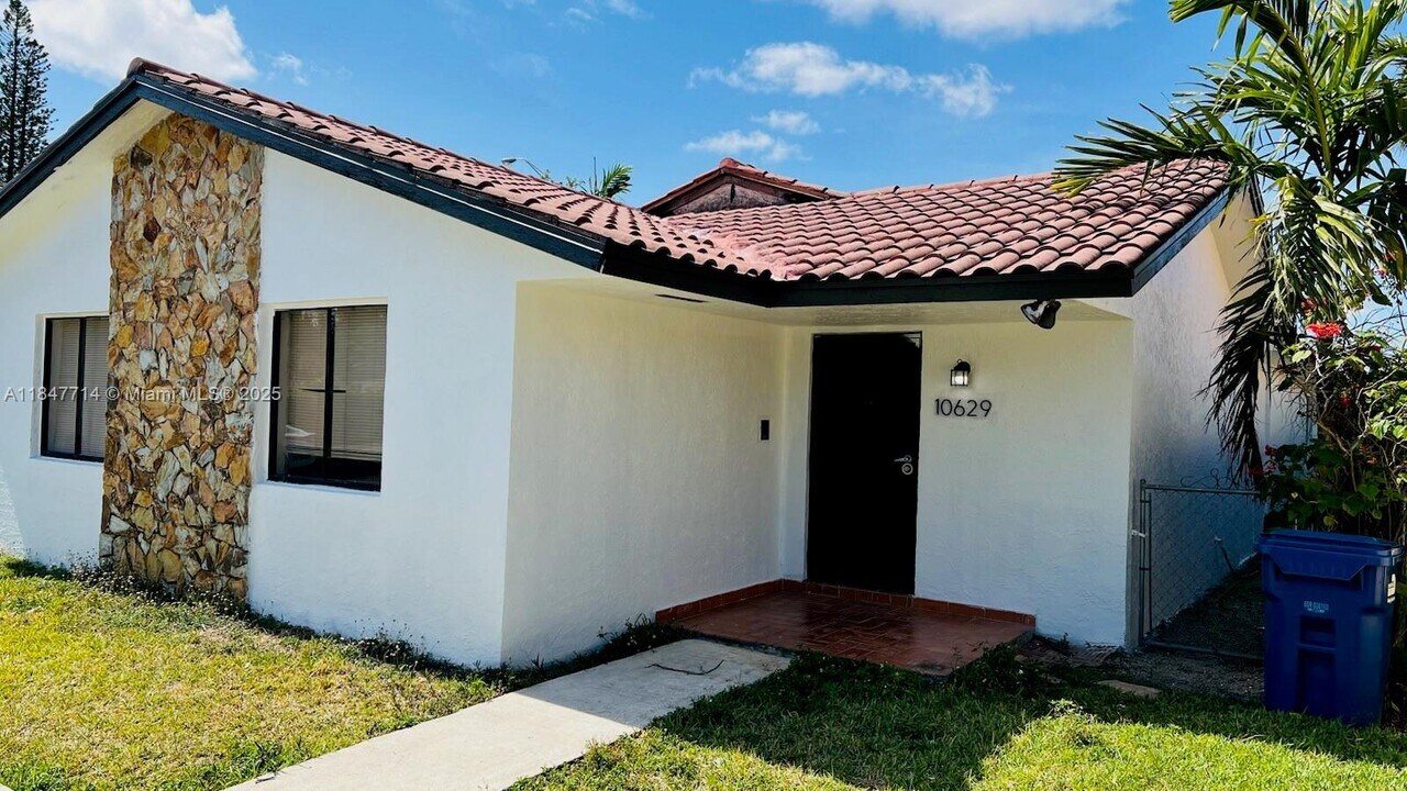 10629 SW 68th Terrace in Miami, FL - Building Photo
