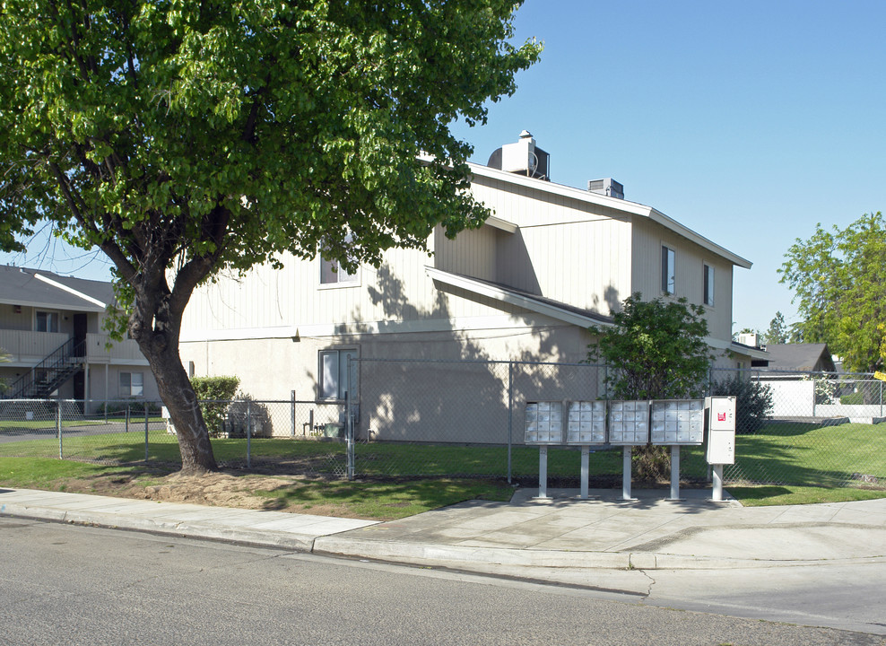 10 S Rogers Ln in Fresno, CA - Foto de edificio