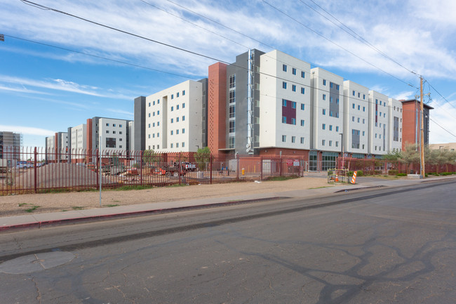 Diamondback Apartments in Phoenix, AZ - Building Photo - Building Photo