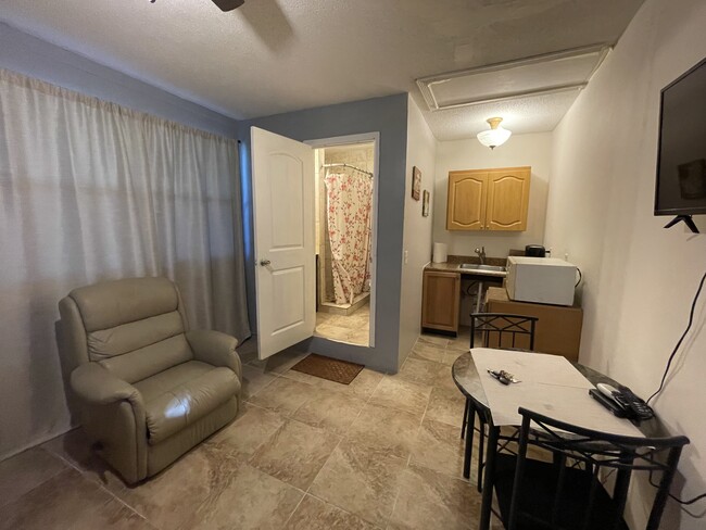 1899 NW 15th Ave, Unit 1 in Homestead, FL - Foto de edificio - Building Photo
