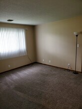 2212 Piper Plz, Unit 3 in Burlington, IA - Building Photo - Building Photo