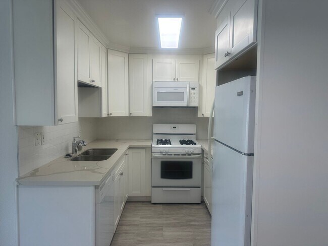 LUXURY LIVING AT AN AFFORDABLE PRICE in Los Angeles, CA - Building Photo - Building Photo
