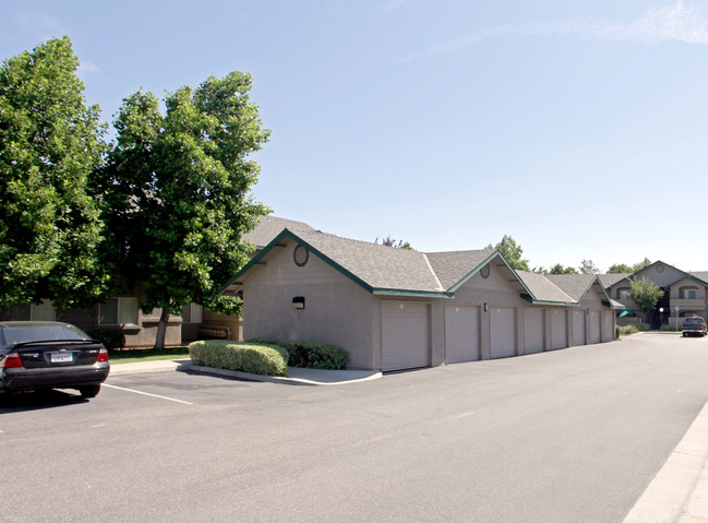 Sierra Hills Apartments in Clovis, CA - Building Photo - Building Photo