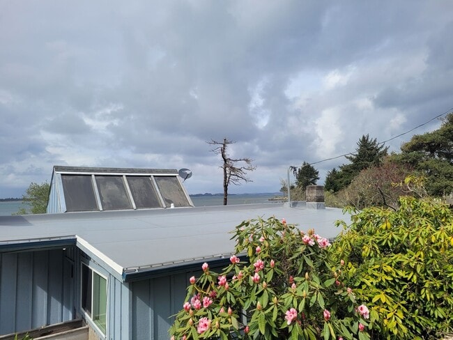 91655 Cape Arago Hwy in Coos Bay, OR - Building Photo - Building Photo