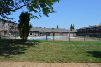 Manchester Court Apartments in Oak Forest, IL - Building Photo - Building Photo