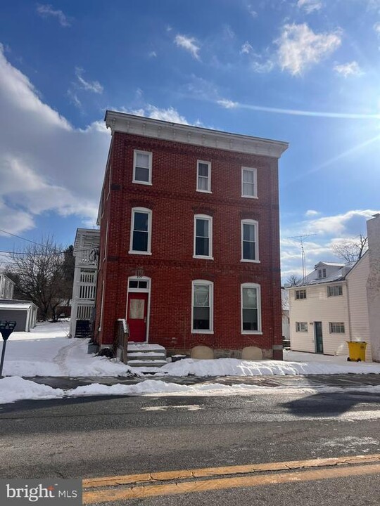 109 E Congress St in Charles Town, WV - Building Photo