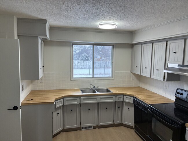 6637 Poplar Dr in Grande Prairie, AB - Building Photo - Building Photo