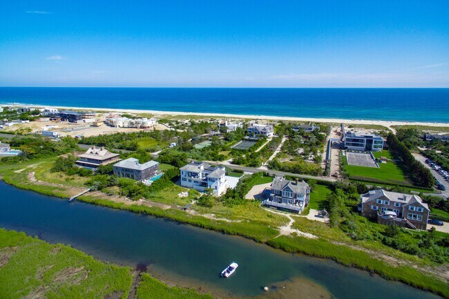 1377 Meadow Ln in Southampton, NY - Building Photo - Building Photo