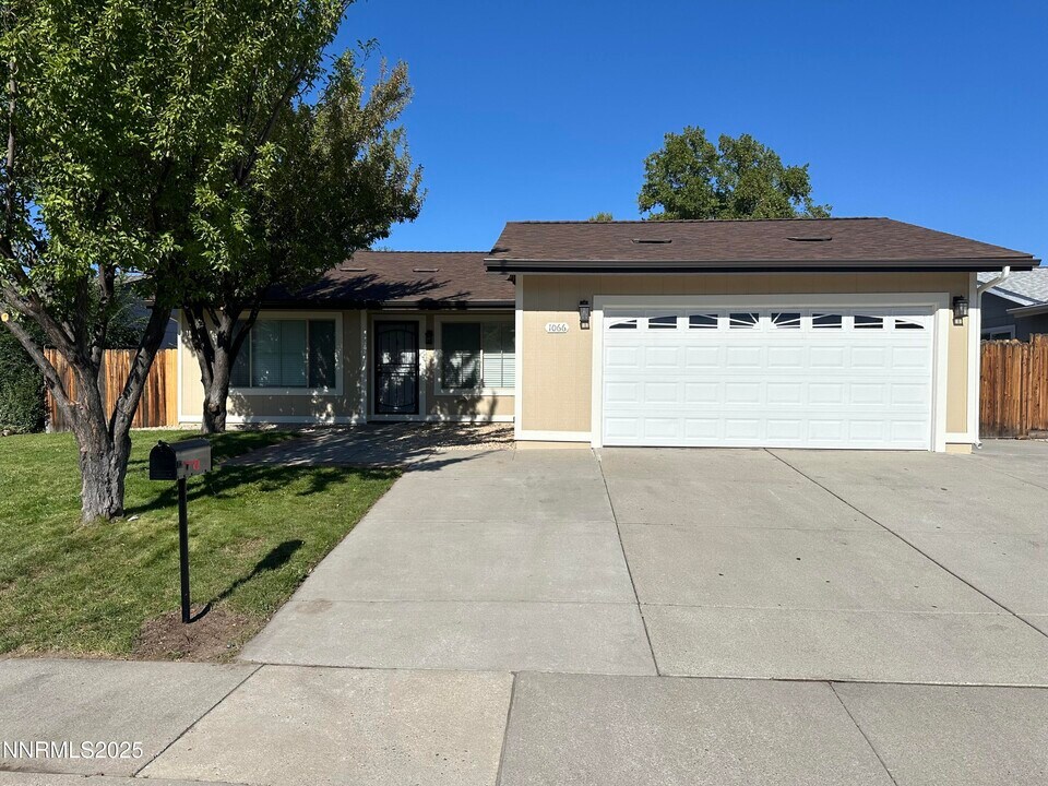 1066 Palmwood Dr in Sparks, NV - Building Photo