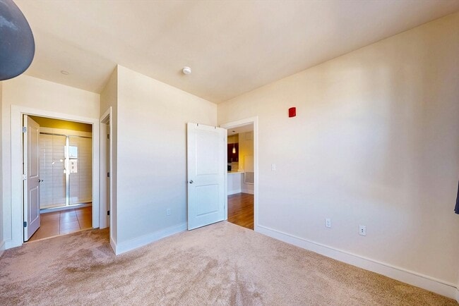 352 Cambridge St, Unit 204 in Boston, MA - Foto de edificio - Building Photo