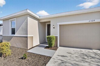 11528 Southern Creek Dr in Gibsonton, FL - Building Photo - Building Photo