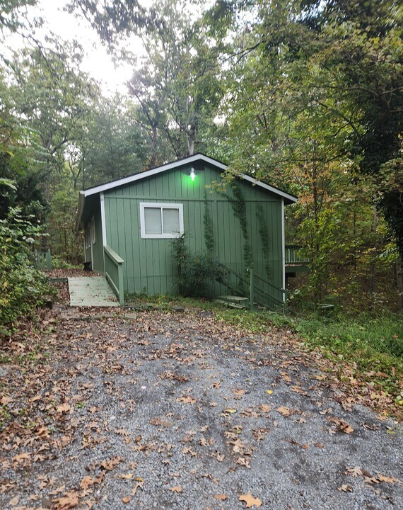 284 Tall Pine Ln in Gerrardstown, WV - Building Photo