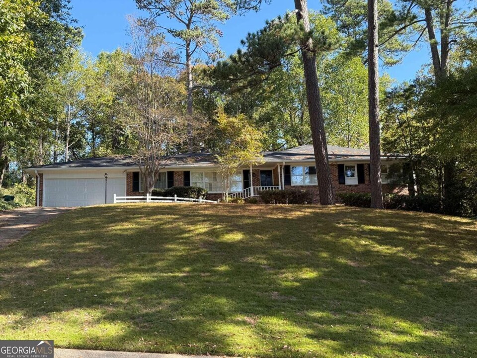 410 Montevallo Dr in Sandy Springs, GA - Building Photo