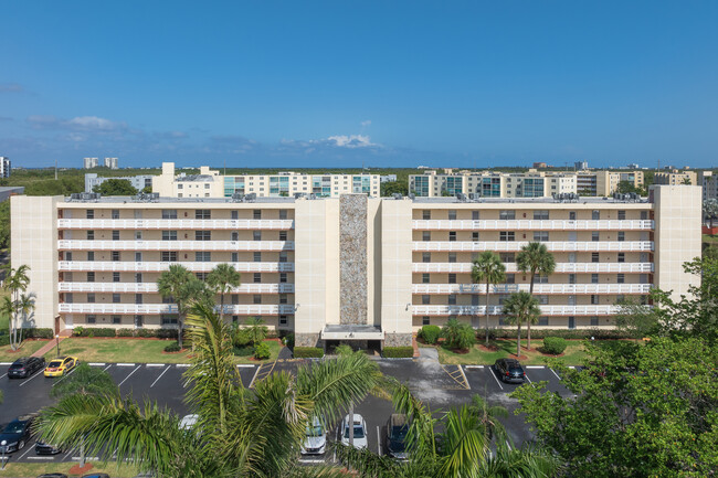 Meadowbrook Lakes View Condominiums in Dania Beach, FL - Building Photo - Building Photo