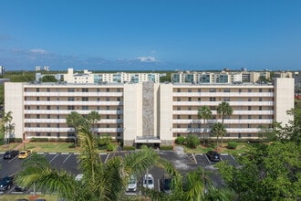 Meadowbrook Lakes View Condominiums in Dania Beach, FL - Foto de edificio - Building Photo