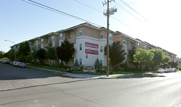 University Village Apartments in Fresno, CA - Foto de edificio - Building Photo