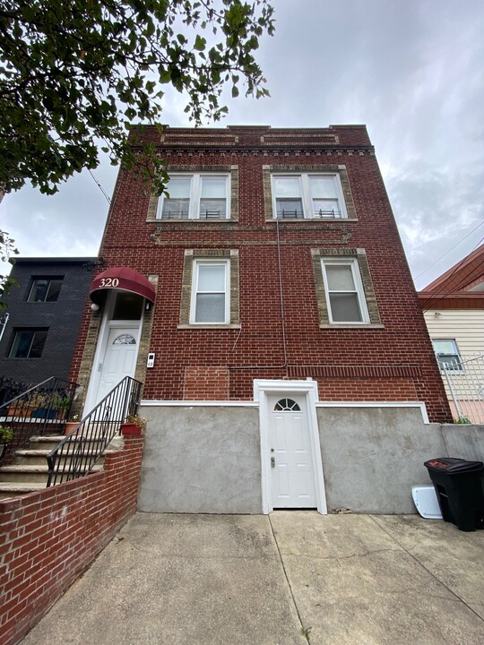 320 7th St in Union City, NJ - Building Photo