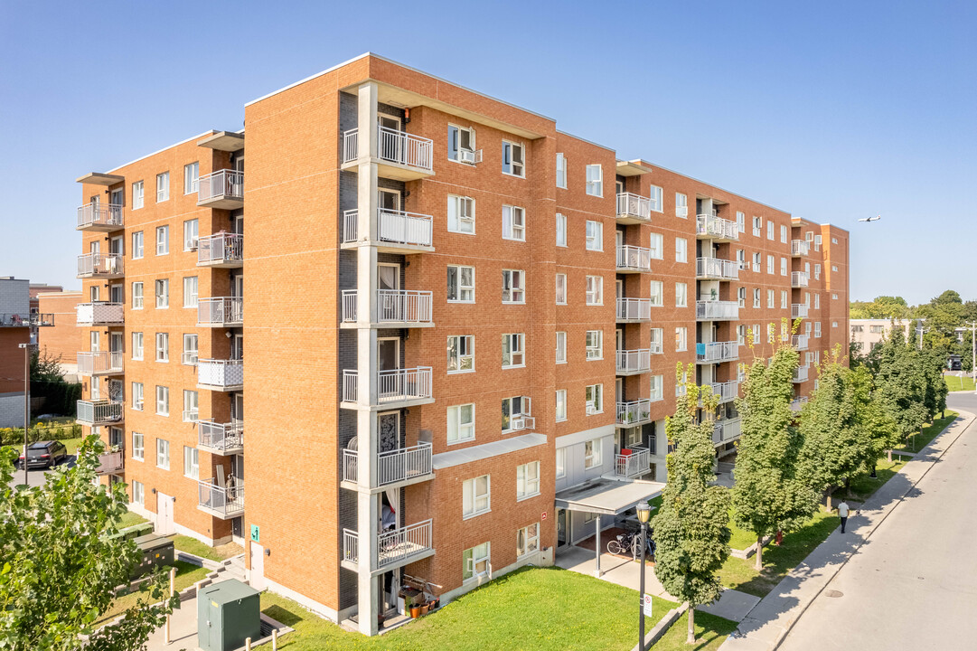 Habitations Saint-Louis in St. Laurent, QC - Building Photo